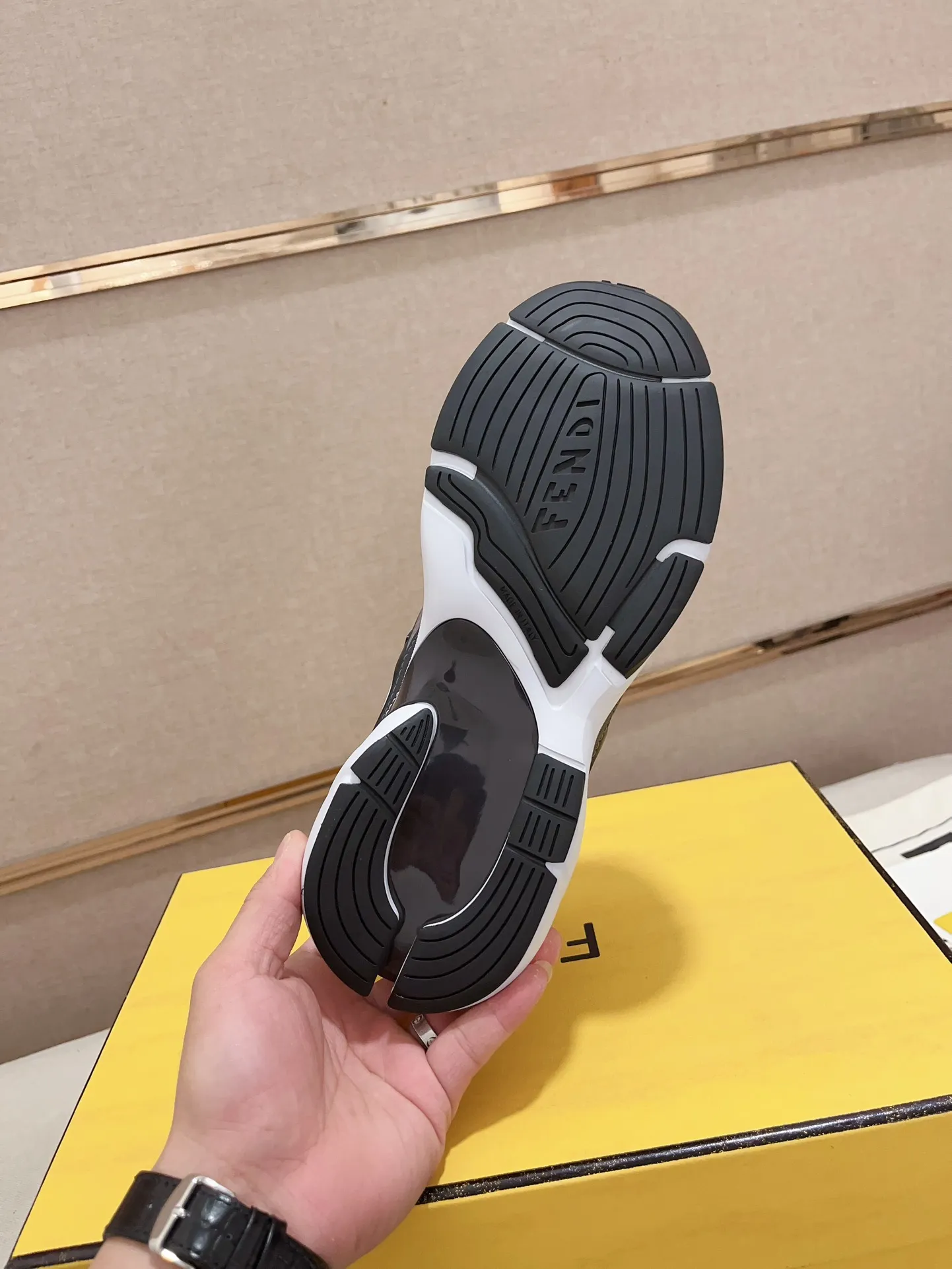 Men's shoes💰: 760💰(Higher version) [Fendi] Fendi's latest casual shoes for men! Available at counters simultaneously! A one-to-one replica of the original. Made entirely of imported top-grain calfskin, the interior is made of top-grain water-dyed cowhide, and the original factory-supplied rubber outsole. Leading new fashion concepts. Matching code: 39-44. 38.45 can be customized and cannot be returned or exchanged!